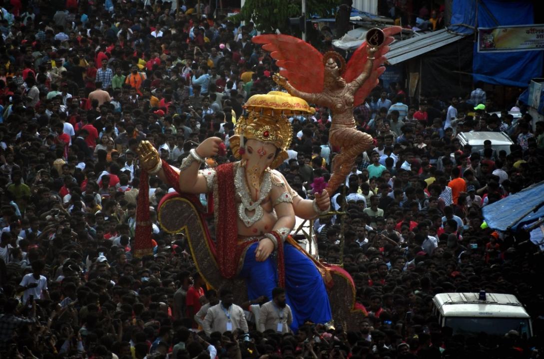 Devotees carry Chinchpoklicha Chintamani. Pic/Ashish Raje